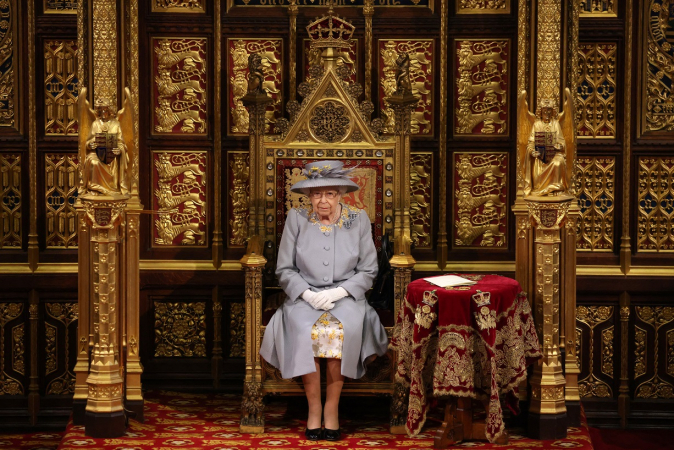 Elizabeth II sentada no trono