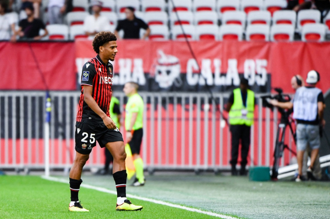 Todibo, do Nice, equipe com uniforme vermelho e preto, deixa o campo pela lateral após ser expulso