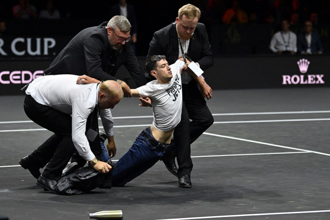 Jogo da Laver Cup foi interrompido após manifestante invadir a quadra e atear fogo no próprio braço