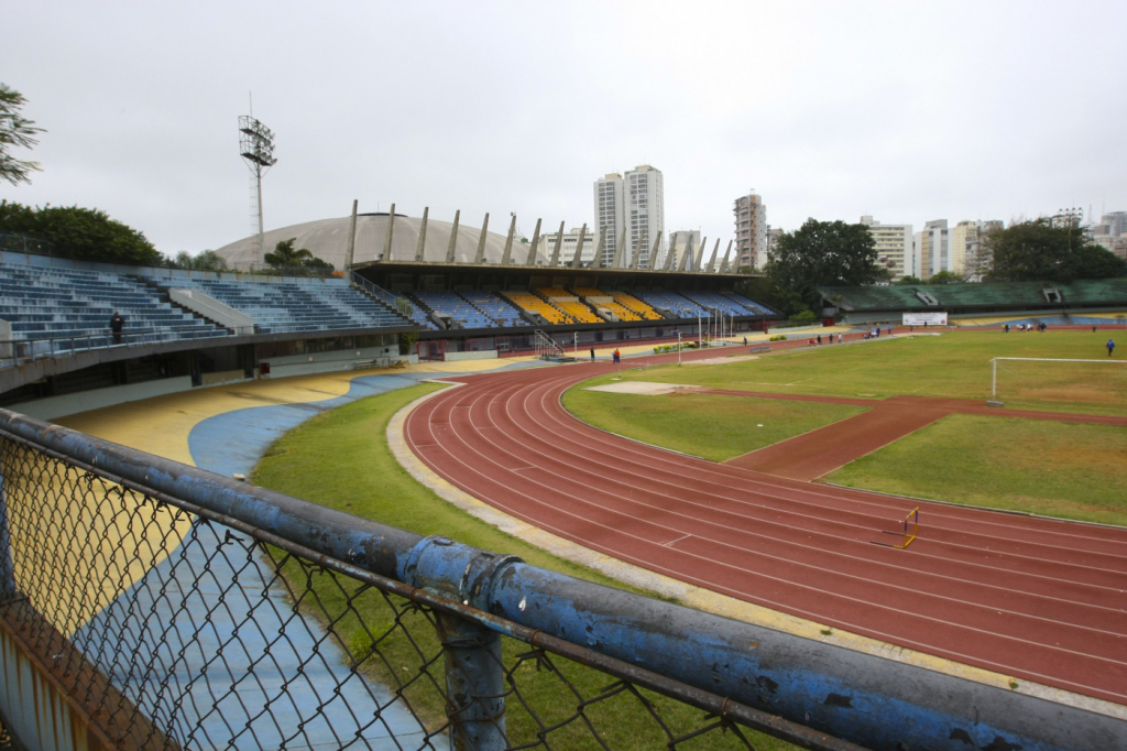 Estádio de atletismo com pista na visão geral da frente à noite