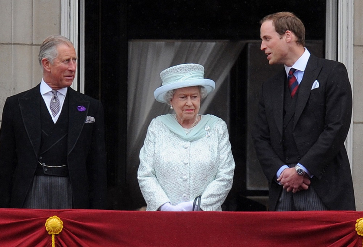 Investigação revela que Princípe William e rei Charles III lucram milhões com serviços públicos