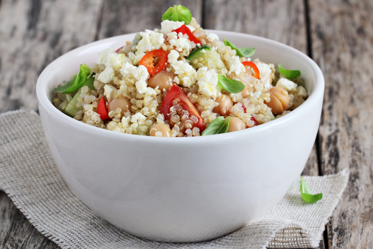 Salada de quinoa com grão-de-bico 