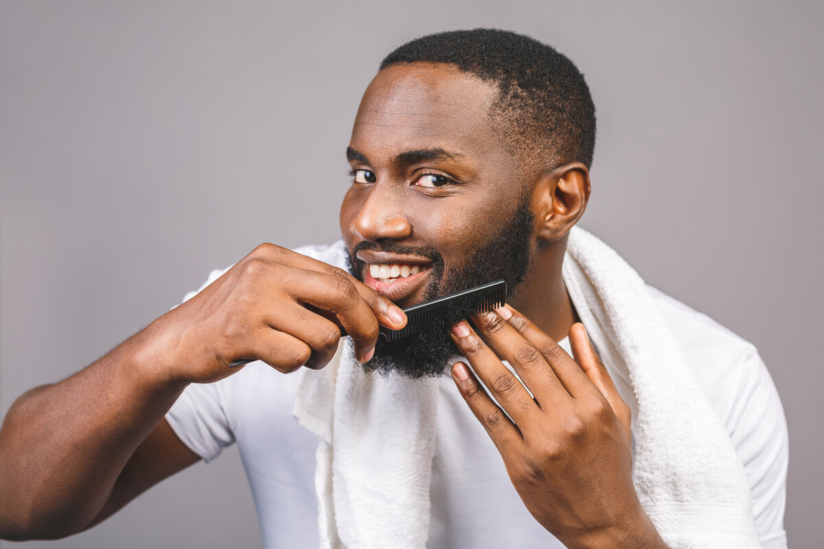 Manter a barba limpa ajuda a controlar a oleosidade 