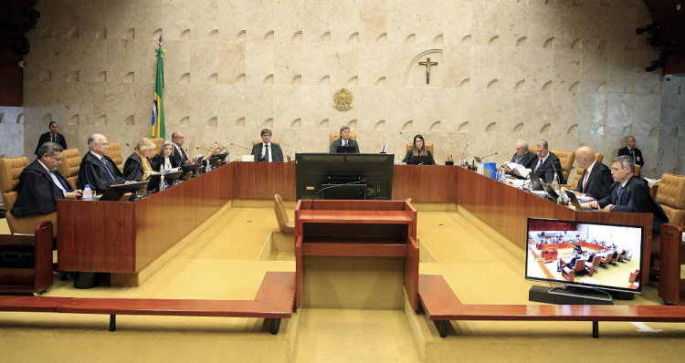 Plenário do STF visto de frente,com todos os ministros em suas respectivas cadeiras