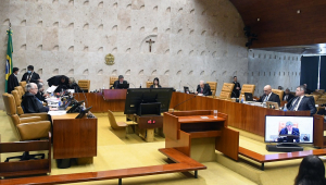 Plenário do STF visto do canto esq,com todos os ministros em suas respectivas cadeiras
