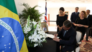 Bolsonaro assina livro de condolências pela morte da rainha Elizabeth II