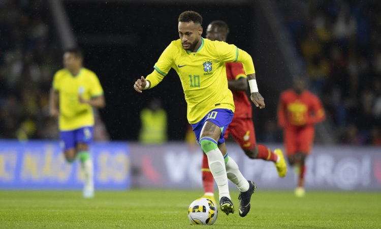 Com o uniforme da seleção, Neymar avança com a bola dominada