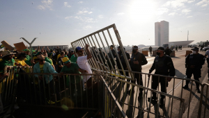 Apoiadores do presidente Jair Bolsonaro derrubam cercas de contenção no intuito de invadir área próxima ao Congresso Nacional e ao Superior Tribunal Federal (STF)