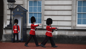 guardas no Palácio de Buckingham