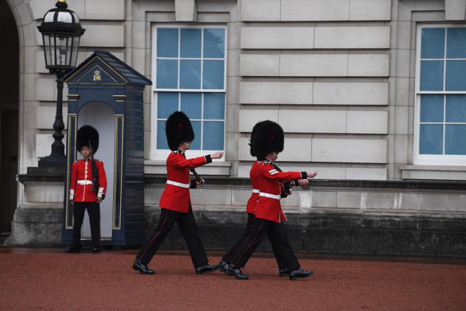 guardas no Palácio de Buckingham