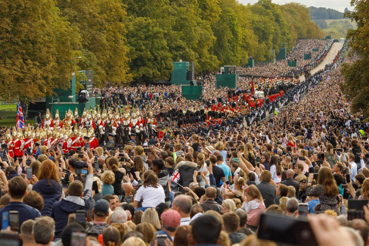 O caixão da rainha Elizabeth II da Grã-Bretanha é transportado no State Hearse enquanto percorre a longa caminhada no Castelo de Windsor