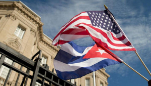 Bandeiras de Cuba e Estados Unidos