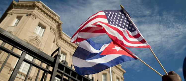 Bandeiras de Cuba e Estados Unidos