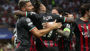 Jogadores do Milan comemoram em rodinha um gol do Milan