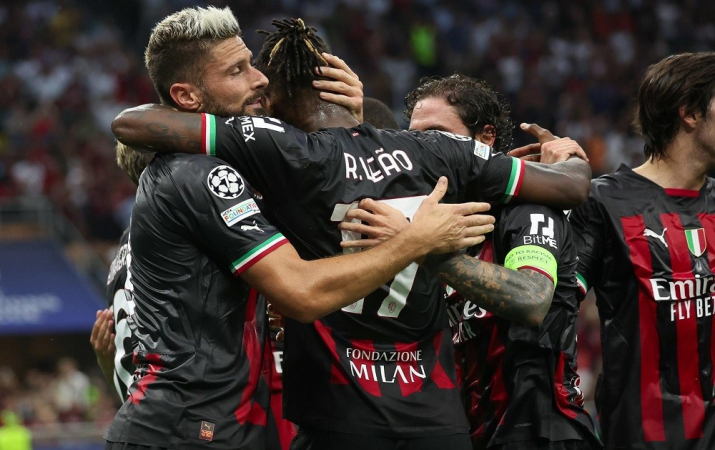 Jogadores do Milan comemoram em rodinha um gol do Milan