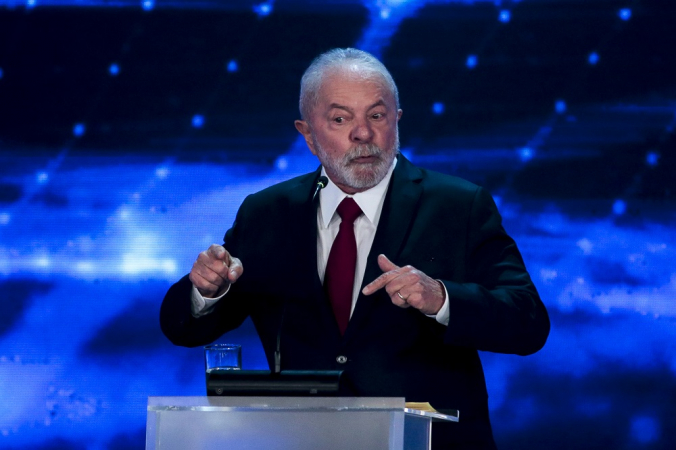 O ex-presidente Lula (PT) gesticula durante debate entre candidatos a Presidência da República