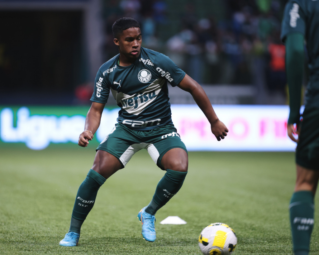 Endrick durante aquecimento do Palmeiras antes de partida do Santos