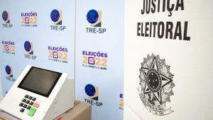 Urna eletrônica é exibida em sala da Justiça Eleitoral
