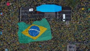 Bandeira do Brasil cobre multidão na avenida Paulista em ato do 7 de Setembro