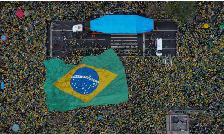 Bandeira do Brasil cobre multidão na avenida Paulista em ato do 7 de Setembro