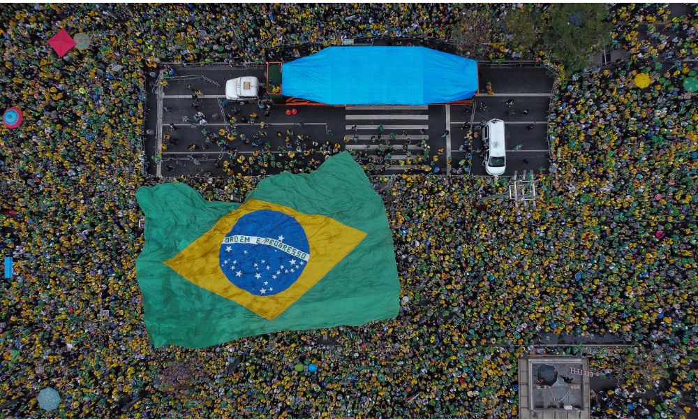 Bandeira do Brasil cobre multidão na avenida Paulista (SP), durante ato do 7 de Setembro