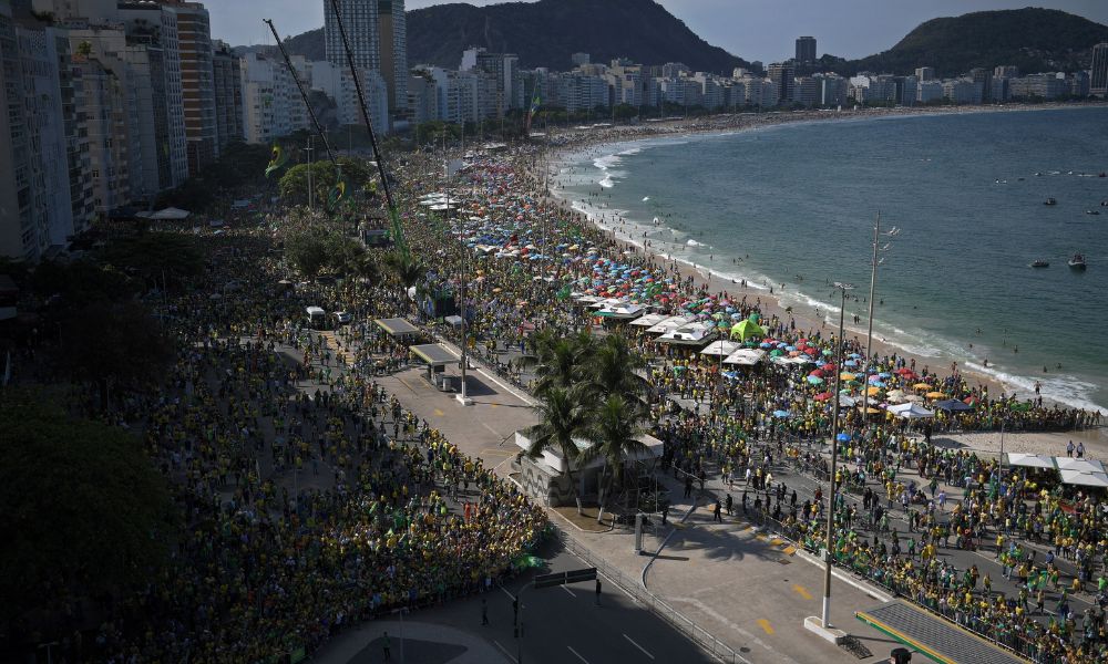 Apoiadores do presidente do Brasil, Jair Bolsonaro, se reúnem durante a celebração do 200º aniversário da independência do Brasil, em Copacabana, Rio de Janeiro