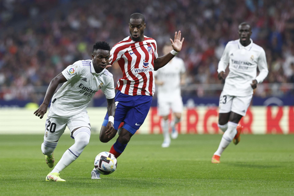 La Liga vai denunciar cânticos racistas contra Vinicius Jr. em clássico entre Real Madrid e Atlético