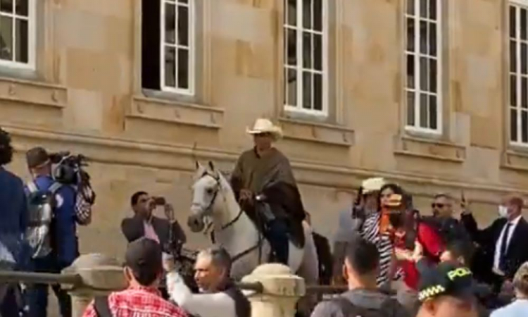 cavalo no congresso colombia (1)