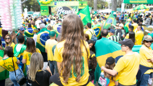 Manifestantes de verde e amarelo em ato do 7 de Setembro em Belo Horizonte