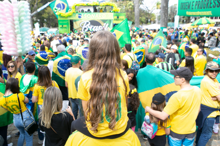 Manifestantes de verde e amarelo em ato do 7 de Setembro em Belo Horizonte