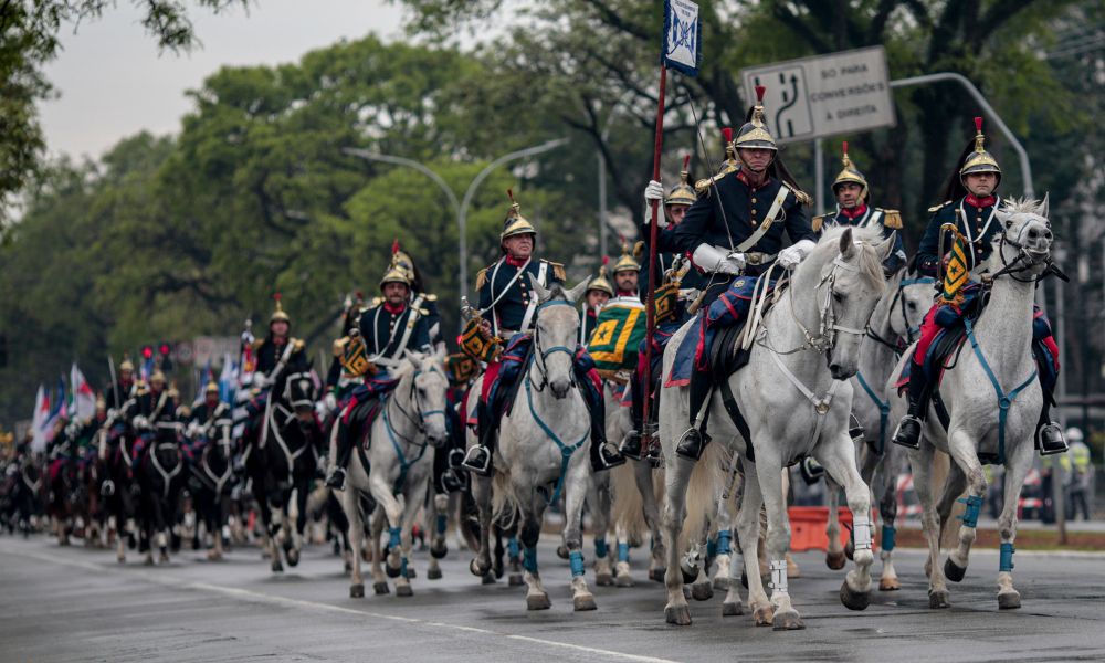 Desfile da cavalaria no bairro do Ipiranga, em São Paulo