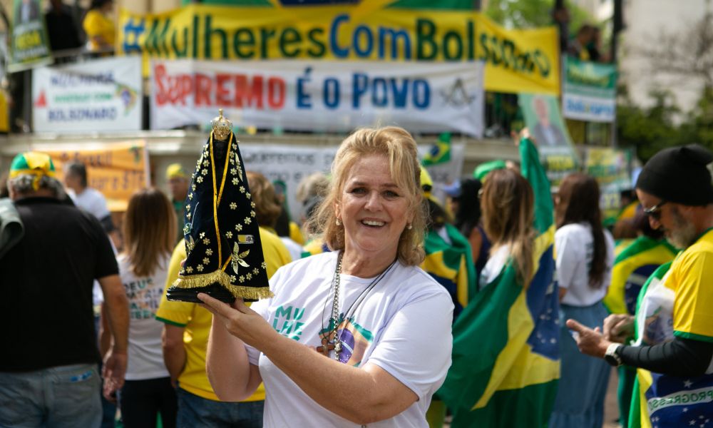 Pessoas vão às ruas celebrar bicentenário do Brasil