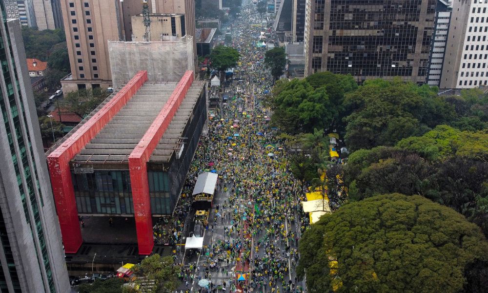 Milhares de pessoas saem às ruas na capital paulista para manifestarem prol governo