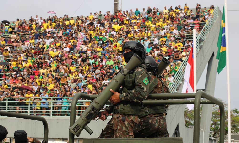 Militares mostram armamentos brasileiros