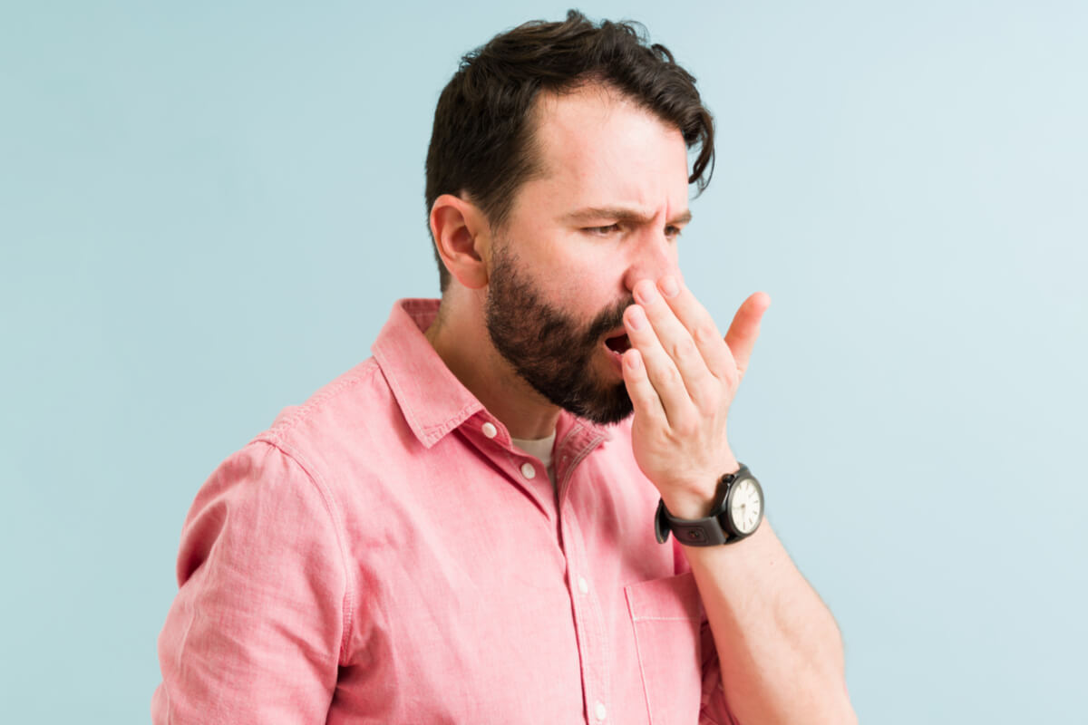 Mau hálito pode afetar as relações pessoais e profissionais 