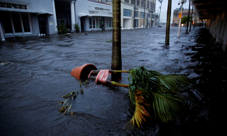 Rua inundada após impacto do furacão Ian