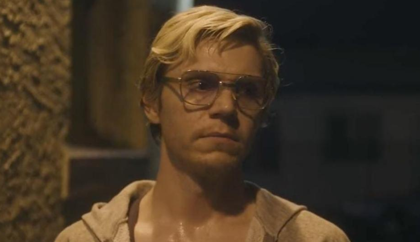 Evan Peters como Jeffrey Dahmer