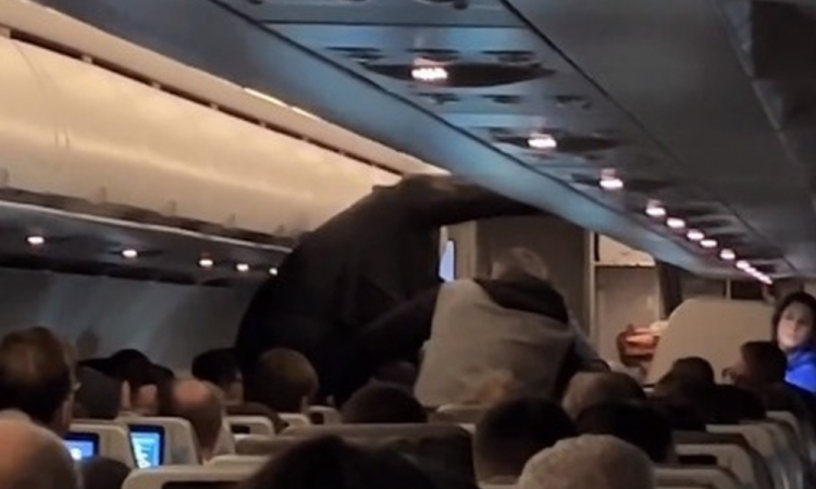 Passageiro foi imobilizado durante voo