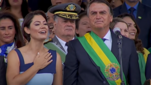Michele e Jair Bolsonaro no palanque presidencial do 7 de setembro em Brasília