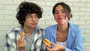 Xolo Maridueña e Bruna Marquezine comendo juntos