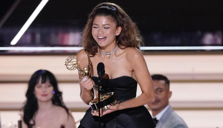 Zendaya no Emmy com o prêmio na mão