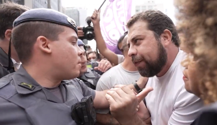 Guilherme Boulos discutindo com policial
