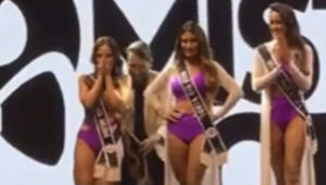 Apresentador tirando faixa de candidata do Miss Goiás
