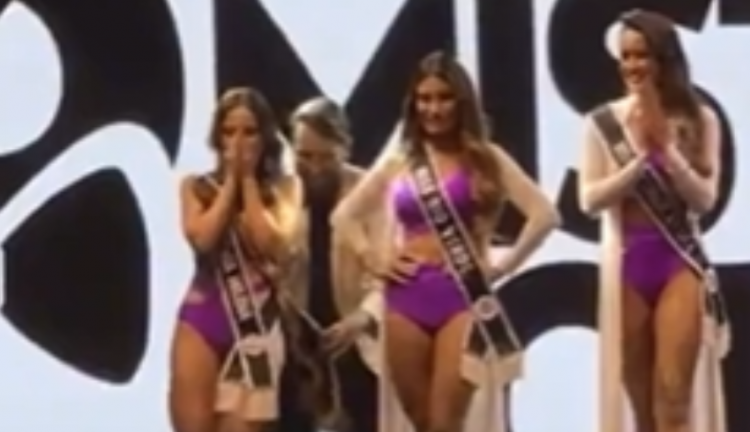 Apresentador tirando faixa de candidata do Miss Goiás