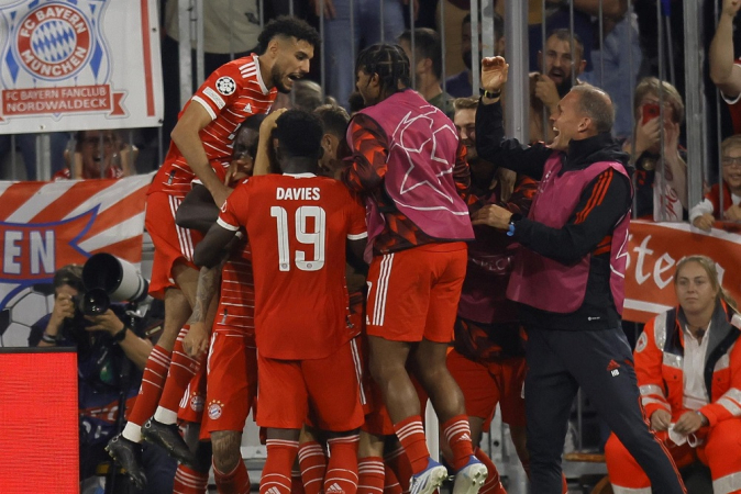 Jogadores do Bayern vibram e pulam um em cima do outro perto da torcida