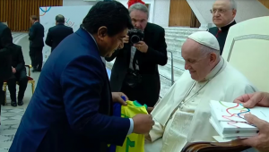 Presidente da CBF, Ednaldo Rodrigues cumprimenta Papa Francisco em visita ao Vaticano