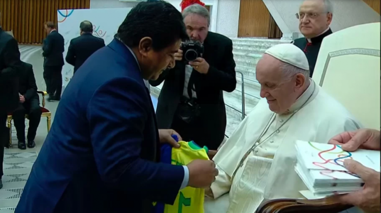 Presidente da CBF, Ednaldo Rodrigues cumprimenta Papa Francisco em visita ao Vaticano