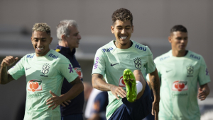 Roberto Firmino e Raphinha treinando com a seleção brasileira