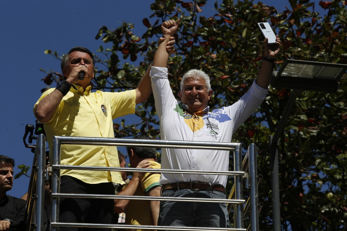 Bolsonaro exalta Marcos Pontes, ao seu lado, do alto de carro de som