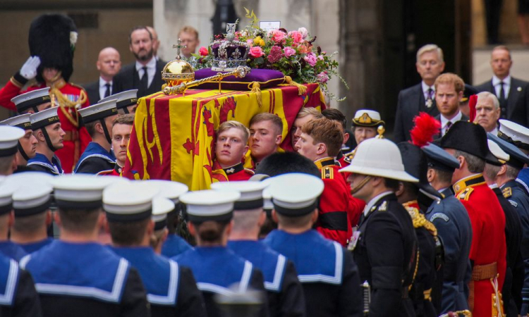 Britânico pede 'respeito' em dia de funeral da rainha e é